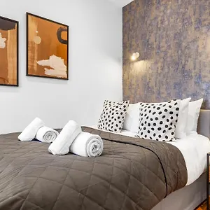 Modern One Bedroom Flat - Near Heathrow, Windsor Castle, Thorpe Park - Staines Tw18 , London United Kingdom
